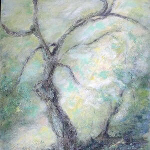 Puede incluir: Pintura abstracta de un &aacute;rbol con un tronco grueso y ramas que se extienden hacia un cielo verde claro y blanco. La pintura tiene una sensaci&oacute;n suave y de ensue&ntilde;o.