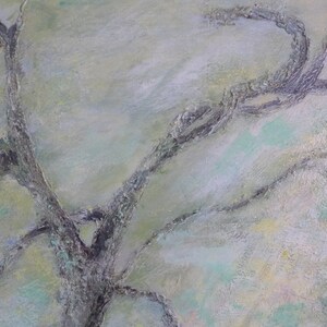 Puede incluir: Pintura abstracta de una rama de &aacute;rbol con un fondo gris claro, verde y blanco.