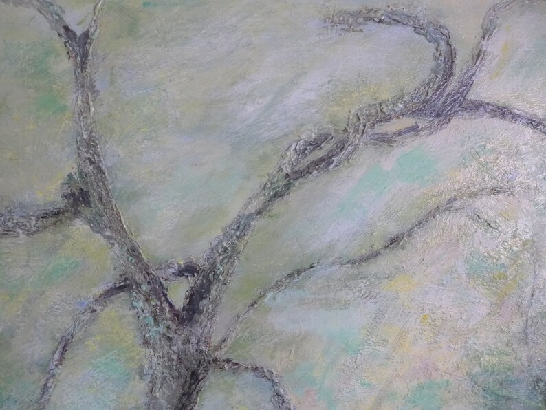Puede incluir: Pintura abstracta de una rama de &aacute;rbol con un fondo gris claro, verde y blanco.