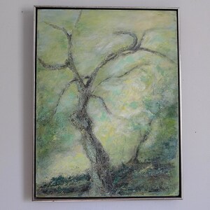 Puede incluir: Una pintura abstracta enmarcada de un &aacute;rbol con un tronco grueso y ramas en tonos de verde, amarillo y gris.