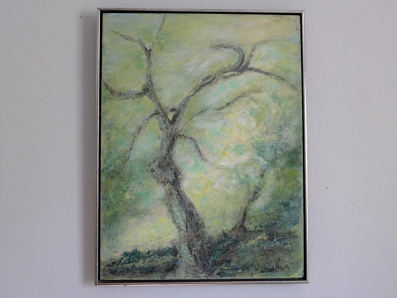 Puede incluir: Una pintura abstracta enmarcada de un &aacute;rbol con un tronco grueso y ramas en tonos de verde, amarillo y gris.