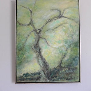 Puede incluir: Una pintura abstracta enmarcada de un &aacute;rbol con tonos verdes, azules y amarillos. La firma del artista, "Mark Rue", es visible en la esquina inferior derecha.