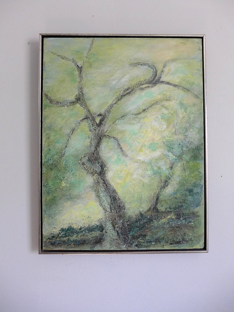 Puede incluir: Una pintura abstracta enmarcada de un &aacute;rbol con tonos verdes, azules y amarillos. La firma del artista, "Mark Rue", es visible en la esquina inferior derecha.