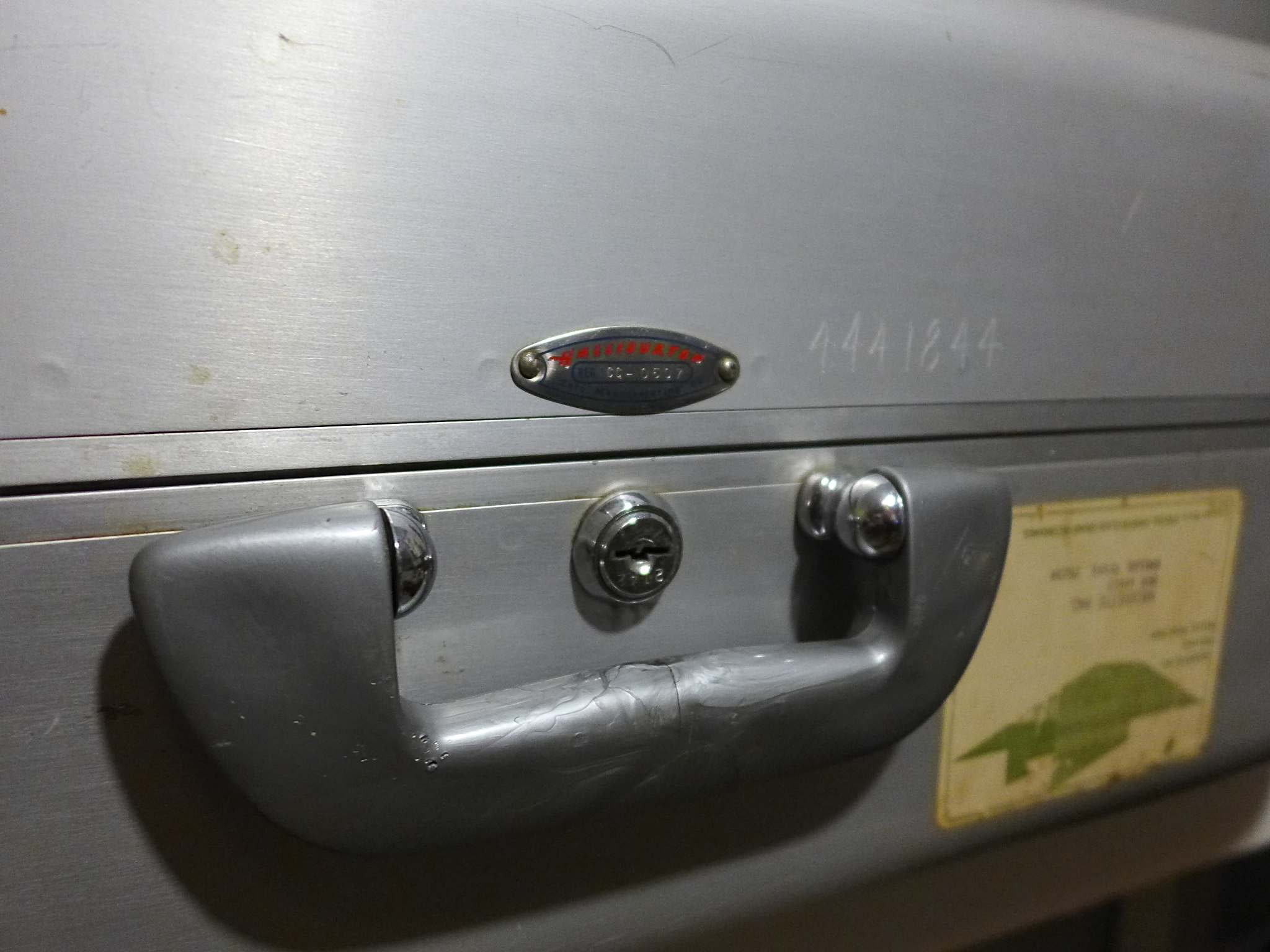 Valise en aluminium avec des autocollants Banque de photographies et d