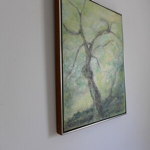Puede incluir: Una pintura abstracta enmarcada de un &aacute;rbol con un fondo verde y amarillo. El &aacute;rbol est&aacute; pintado en un estilo texturizado con ramas marrones oscuras.