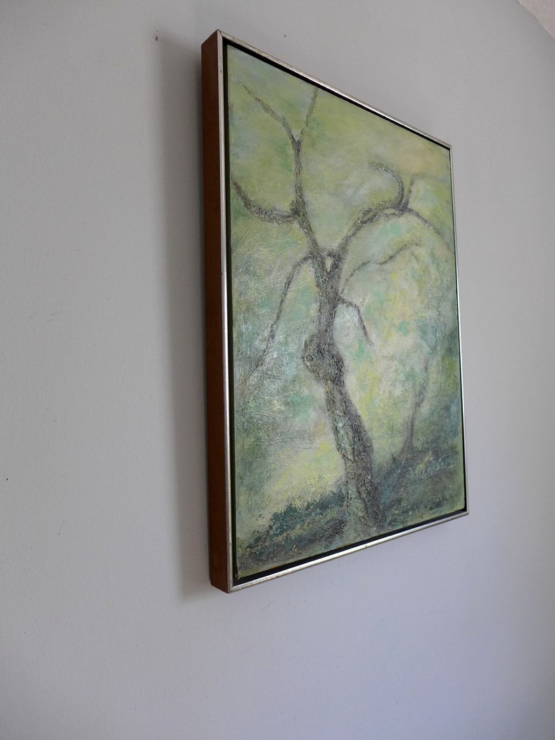 Puede incluir: Una pintura abstracta enmarcada de un &aacute;rbol con un fondo verde y amarillo. El &aacute;rbol est&aacute; pintado en un estilo texturizado con ramas marrones oscuras.