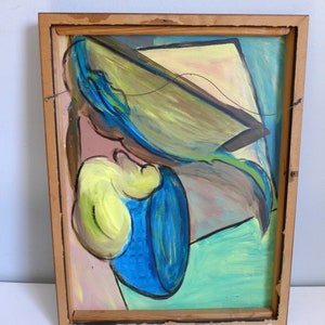 Puede incluir: Pintura abstracta en un marco de madera. La pintura presenta una mezcla de colores, incluyendo azul, verde, amarillo y marr&oacute;n. Las formas son geom&eacute;tricas y abstractas, creando una composici&oacute;n din&aacute;mica.