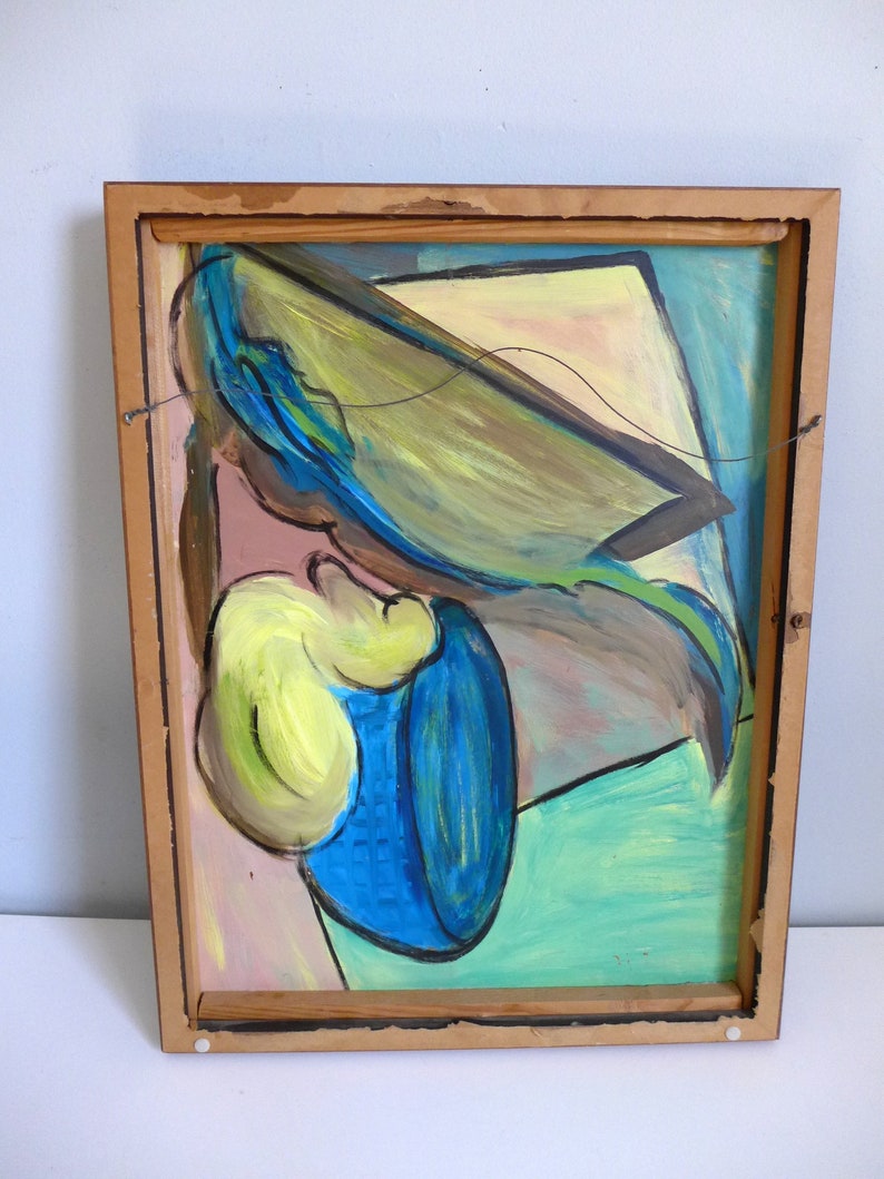 Puede incluir: Pintura abstracta en un marco de madera. La pintura presenta una mezcla de colores, incluyendo azul, verde, amarillo y marr&oacute;n. Las formas son geom&eacute;tricas y abstractas, creando una composici&oacute;n din&aacute;mica.