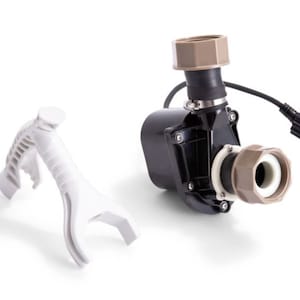 Może przedstawiać: Czarna pompa wodna z beżowymi złączkami i białym narzędziem przypominającym uchwyt. Pompa ma czarny przewód zasilający ze złączem. Uchwyt jest biały i ma unikalny kształt. Pompa jest przeznaczona do systemów wodnych.
