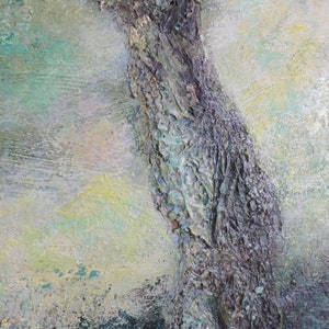 Puede incluir: Pintura abstracta con una l&iacute;nea vertical texturizada, gris oscuro, sobre un fondo verde claro y blanco.