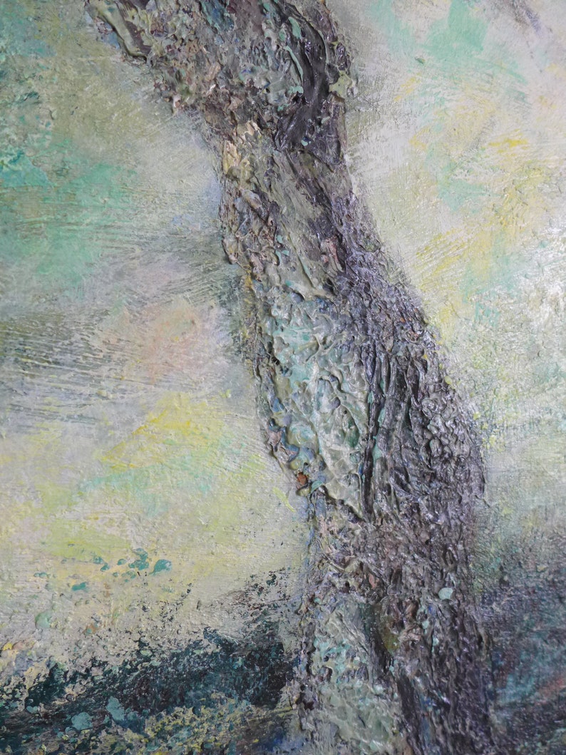 Puede incluir: Pintura abstracta con una l&iacute;nea vertical texturizada, gris oscuro, sobre un fondo verde claro y blanco.