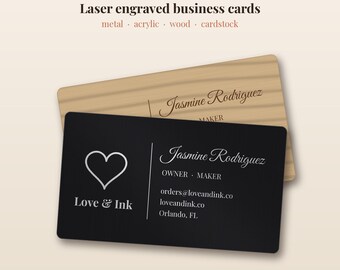 Może przedstawiać: Dwie prostokątne wizytówki, jedna czarna i jedna z jasnego drewna, z grawerowanym laserowo tekstem. Czarna karta zawiera ikonę serca, tekst Love & Ink, Jasmine Rodriguez, Owner Maker, e-mail, stronę internetową oraz Orlando, FL. Drewniana karta przedstawia Jasmine Rodriguez.