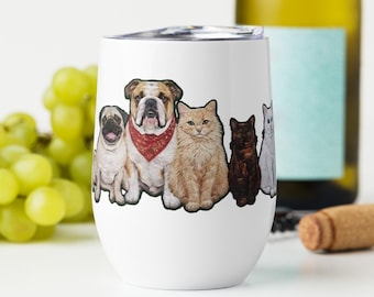 Può includere: Un bicchiere bianco in acciaio inossidabile con un'illustrazione colorata di un carlino, un bulldog con una bandana rossa a motivi, un gatto rosso soffice, un gatto tartarugato scuro e un gatto bianco disposti in fila sul davanti.