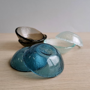 Set van zes kleine kommen van gesmolten glas. Sojasauskom. Kleine kommen. Minimalistisch glazen servies. Spice Bowls Set van zes Merry Collection