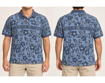 Puede incluir: Un polo de manga corta en tono azul medio con un estampado floral y de hojas en azul oscuro. La prenda incluye una banda horizontal con símbolos geométricos en el pecho y la espalda, un cuello azul sólido y una tapeta con botones.