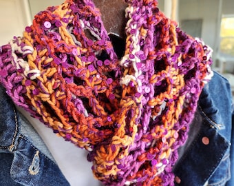 Bufanda de ganchillo Trick-or-Treat Tangle, pieza única hecha a mano, mezcla de hilo y lentejuelas, colores vivos y alegres, ideal para ocasiones festivas.