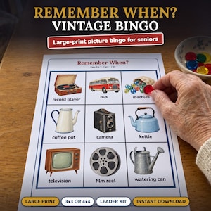 Pode incluir: Uma folha de jogo de bingo vintage Remember When? com uma grade 3x3 de ilustrações incluindo um gira-discos, autocarro, berlindes, cafeteira, câmara, chaleira, televisão, rolo de filme e regador, com etiquetas de texto para cada.
