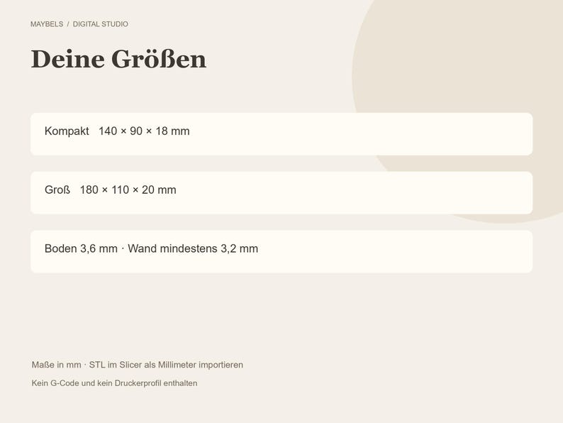 May include: A digital information graphic titled Deine Gr&ouml;&szlig;en by Maybels Digital Studio. It lists dimensions for Kompakt at 140 x 90 x 18 mm, Gro&szlig; at 180 x 110 x 20 mm, and base/wall thicknesses of 3.6 mm and 3.2 mm respectively.