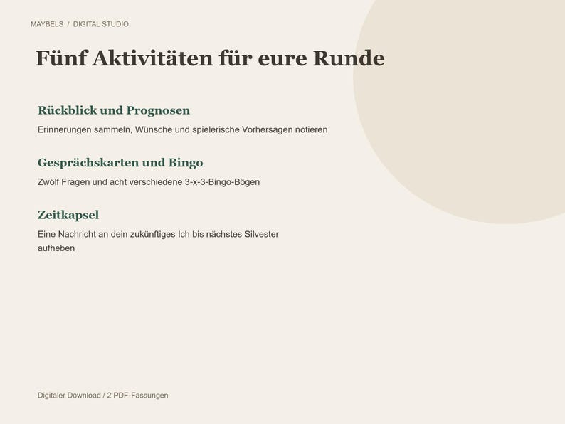 以下が含まれることがあります： Maybels Digital Studioによる「F&uuml;nf Aktivit&auml;ten f&uuml;r eure Runde」というタイトルのデジタル文書。R&uuml;ckblick und Prognosen、Gespr&auml;chskarten und Bingo、Zeitkapselの3つのアクティビティが説明付きで記載されています。下部にはDigitaler Downloadと2 PDF-Fassungenと記されています。
