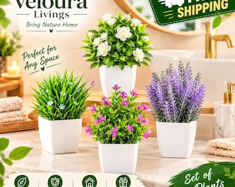 Può includere: Un set di quattro piante artificiali in vaso in contenitori quadrati bianchi. La collezione comprende un arbusto a fiori bianchi, una pianta erbacea verde con piccoli fiori blu, un arbusto a fiori rosa e una pianta simile alla lavanda.