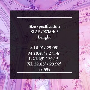 Pode incluir: Um gr&aacute;fico preto e branco com o texto "Size specification" e uma tabela mostrando as medidas de tamanho, largura e comprimento em polegadas. As medidas s&atilde;o para os tamanhos S, M, L e XL. O texto "+/-5%" est&aacute; na parte inferior da tabela.