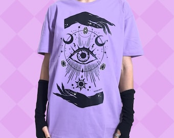 Camiseta roxa pastel gótica com estampa de OLHO, estilo bruxa Harajuku Kawaii Jfashion, unissex oversized.
