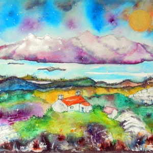 Könnte beinhalten: Aquarellgemälde eines kleinen weißen Häuschens mit rotem Dach, eingebettet in einen grünen Hügel. Das Häuschen überblickt ein Gewässer mit schneebedeckten Bergen in der Ferne. Der Himmel ist leuchtend blau mit violetten und rosafarbenen Wolken und einer strahlend gelben Sonne.