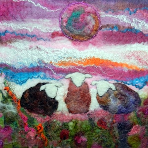 Herdwicks in the Meadow - carte de voeux vierge, mouton Herdwick, fleurs sauvages, soleil/lune