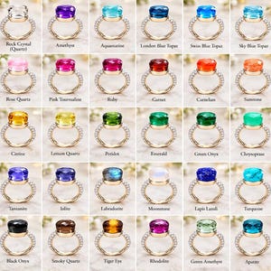 Puede incluir: Una colección de treinta anillos con diversas piedras preciosas, incluyendo cristal de roca, amatista, aguamarina, topacio, cuarzo rosa, turmalina, rubí, granate, cornalina, piedra de sol, citrino, cuarzo, peridoto, esmeralda, ónice y turquesa.