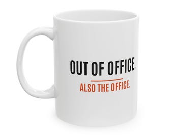 Può includere: Una tazza in ceramica bianca con un manico sul lato sinistro. Il testo "OUT OF OFFICE." è stampato in nero, seguito da una linea orizzontale arancione e dal testo "ALSO THE OFFICE." in arancione, centrato sulla parte anteriore della tazza.