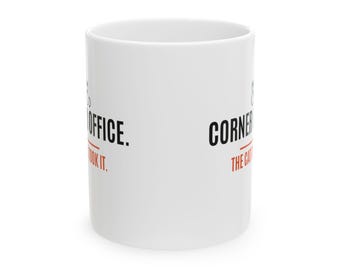 Può includere: Una tazza in ceramica bianca con testo nero che recita CORNER OFFICE e testo rosso che recita THE CAT TOOK IT. Il design include un piccolo disegno a linee nere di un gatto sopra il testo e una linea orizzontale rossa che separa le frasi.