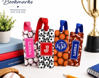 Könnte beinhalten: Vier rechteckige Lesezeichen mit Sportmotiven: ein rosa Lesezeichen mit Basebällen und dem Namen LAURA, ein rotes mit Fußbällen und dem Buchstaben J, ein oranges mit Basketbällen und einem Monogramm sowie ein braunes mit Footballs und LAURA.