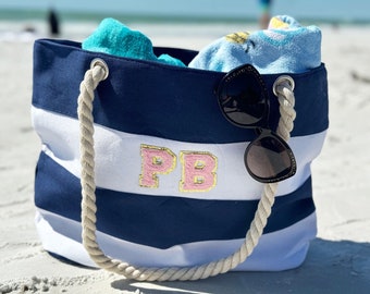 Bolso tote personalizado de lona a rayas azules con monograma y letras de chenilla rosa