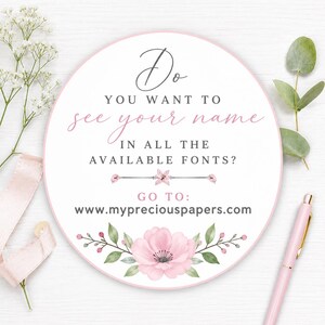 K&ouml;nnte beinhalten: Ein rundes wei&szlig;es Schild mit rosa Rand und dem Text: Do YOU WANT TO see your name IN ALL THE AVAILABLE FONTS? GO TO: www.mypreciouspapers.com. Das Design enth&auml;lt eine kleine rosa Blumengrafik und eine gro&szlig;e rosa Blumenillustration.