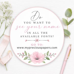 Op de afbeelding: Een rond wit bord met een roze rand met de tekst: Do YOU WANT TO see your name IN ALL THE AVAILABLE FONTS? GO TO: www.mypreciouspapers.com. Het ontwerp bevat een kleine roze bloemafbeelding en een grote roze bloemenillustratie.