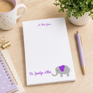 Op de afbeelding: Een wit rechthoekig notitieblok met de paarse tekst A Note from bovenaan en Dr. Joselyn Allen onderaan. Een grijze olifantillustratie met een paars oor staat naast de naam in de rechterbenedenhoek.