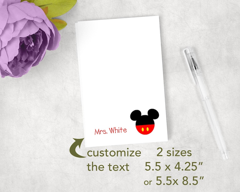 K&ouml;nnte beinhalten: Eine wei&szlig;e rechteckige Karte mit dem roten Text Mrs. White und einem schwarz-roten Mausohren-Symbol. Die Karte enth&auml;lt den Text customize the text, 2 sizes, 13,97 x 10,8 cm oder 13,97 x 21,59 cm. Ein transparenter Stift liegt rechts daneben.