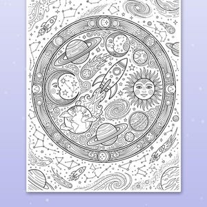 Puede incluir: Una p&aacute;gina para colorear en blanco y negro con un marco circular central lleno de cuerpos celestes, incluyendo un cohete, planetas, un sol con cara y una luna creciente con cara, rodeados de estrellas, constelaciones y cohetes adicionales.