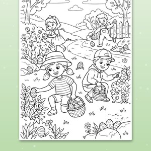 Puede incluir: Una p&aacute;gina para colorear en blanco y negro con cuatro ni&ntilde;os buscando huevos de Pascua en un jard&iacute;n. La escena incluye &aacute;rboles, arbustos, un camino sinuoso y una valla de madera. Los ni&ntilde;os sostienen cestas y recogen huevos.