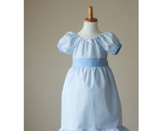 Wendy-inspiriertes blaues Baumwollnachthemd – Rüschensaum, elastischer Halsausschnitt, Taillengürtel