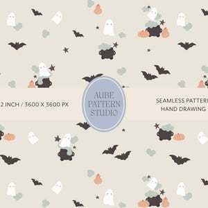 Peut inclure: Un motif répétitif avec des fantômes blancs, des chauves-souris noires, des chaudrons gris foncé, des citrouilles orange et des étoiles sur fond beige. Texte : AUBE PATTERN STUDIO, 12 X 12 INCH / 3600 X 3600 PX, SEAMLESS PATTERN HAND DRAWING.