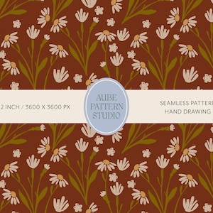 Peut inclure: Un motif sans couture représentant des marguerites blanches dessinées à la main avec des cœurs jaunes et des tiges vert olive sur un fond brun rouille foncé. Une étiquette ovale centrale affiche le texte AUBE PATTERN STUDIO, 12 X 12 INCH / 3600 X 3600 PX, SEAMLESS PATTERN HAND DRAWING.