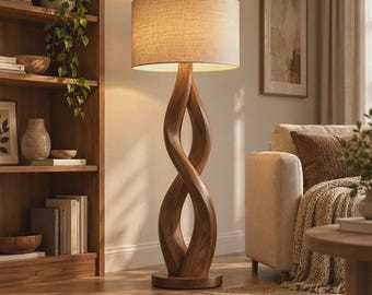 Könnte beinhalten: Eine Stehlampe mit einem dunkelbraunen Holzfuß in gedrehtem, skulpturalem Design und einem zylindrischen Lampenschirm aus hellbeigem Stoff. Die Lampe strahlt ein warmes, sanftes Licht aus und beleuchtet den Raum mit einem angenehmen Schein.