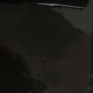 Puede incluir: Un fondo oscuro y ahumado con un acabado brillante. La imagen presenta el texto "14. SMOKE" en blanco en la esquina superior izquierda. El efecto general es una textura profunda y sombreada.