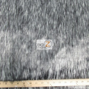 Może przedstawiać: Zbliżenie na szarą i białą tkaninę z imitacji futra. Tkanina ma miękką, puszystą fakturę i idealnie nadaje się do projekt&oacute;w rękodzielniczych.
