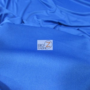 Puede incluir: Primer plano de una tela azul brillante con una superficie texturizada. La tela es lisa y tiene un ligero brillo. La tela est&aacute; etiquetada como "BIG Z FABRIC".