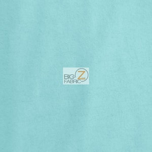 Może przedstawiać: Próbka jednolitej, jasnoniebieskiej tkaniny. Tkanina ma subtelną fakturę. Próbka jest oznaczona napisem "BIG 7 FABRIC" w dolnej części środkowej.