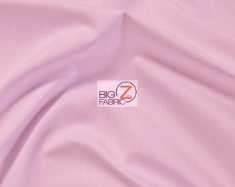 Puede incluir: Primer plano de una tela lisa de color rosa claro. La tela está drapeada y doblada, mostrando su textura y color.