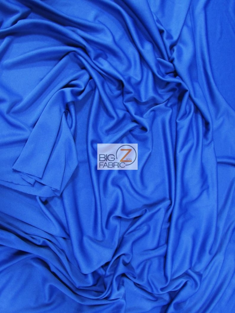 Puede incluir: Primer plano de una tela azul brillante, mostrando su textura suave y ligero brillo. La tela est&aacute; drapeada y doblada, creando curvas y pliegues suaves.