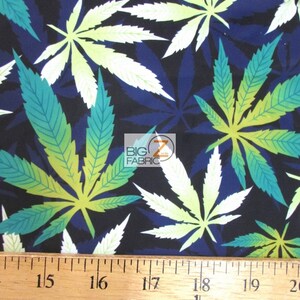 Puede incluir: Una tela azul oscuro con un patr&oacute;n repetido de hojas de marihuana verdes y blancas. Una regla se coloca en la parte inferior de la imagen, mostrando medidas en pulgadas.